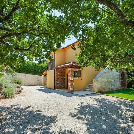 Hrast Villa